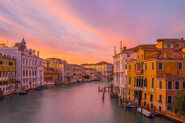 Canalhush Venice Rooms for Water Reflection and Soft Evening Calm